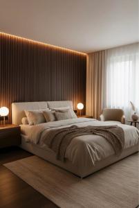 een slaapkamer met een groot bed en een groot raam bij kusum properties in Trofwi