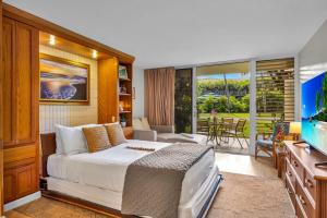 een hotelkamer met een bed en een televisie bij Napili Shores D125 in Honokowai