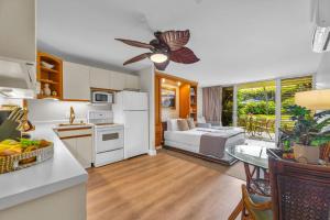 een keuken en een woonkamer met een tafel bij Napili Shores D125 in Honokowai