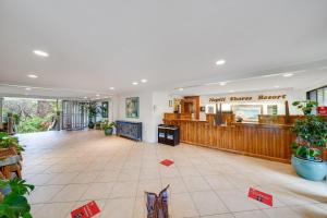 een lobby van een restaurant met rode kaarten op de vloer bij Napili Shores D125 in Honokowai +42 foto's