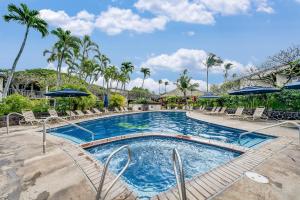 een zwembad met stoelen en parasols op een resort bij Napili Shores D125 in Honokowai