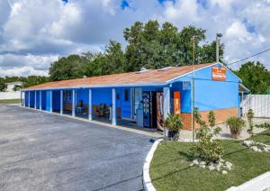 een blauw gebouw met een parkeerplaats bij Saint Barth in Delray Beach