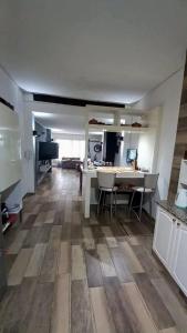 ein leeres Wohnzimmer mit einem Tisch und einer Küche in der Unterkunft Hosteria TDT in Mar del Plata