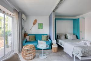 Postel nebo postele na pokoji v ubytování Escapade à Bandol balcon verdoyant et plage à deux pas