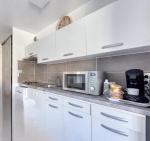 Kuchyň nebo kuchyňský kout v ubytování Escapade à Bandol balcon verdoyant et plage à deux pas