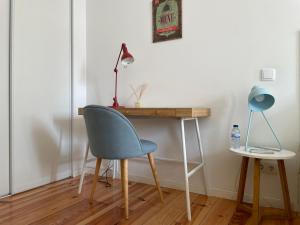 een bureau met een stoel en een lamp op een tafel bij Fishermans Beach Suites & Rooms Albufeira in Albufeira