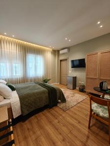 En eller flere senge i et værelse på Rroji Urban Heritage + 98 billeder