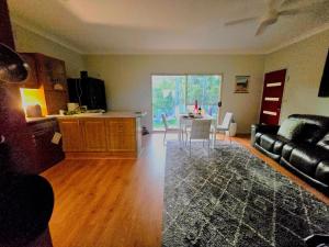 ein Wohnzimmer mit Sofa und Tisch in der Unterkunft Blue Horizon, Couple's GC Hinterland retreat in Tallebudgera