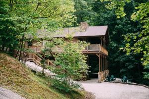 a log cabin in the middle of a forest at Creekside Oasis! in Stanton