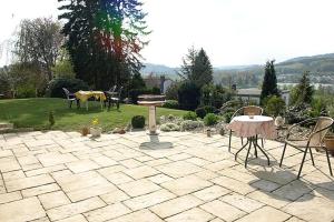 un patio con tavolo e sedie e aificialificialificialificialificialificialificial di Apartment Sorpelake a Sundern