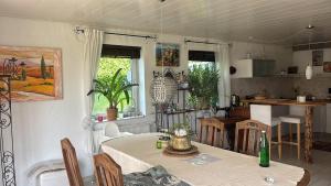 una sala da pranzo con tavolo e sedie e una cucina di Apartment Sorpelake a Sundern Altre 15 foto