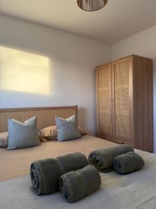 een slaapkamer met twee bedden met kussens erop bij Modern Refurbished Apt in Stevenage Town Centre in Stevenage