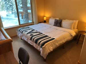 ein Schlafzimmer mit einem großen Bett mit Fenster in der Unterkunft Truckee Treat in Truckee + 22 Fotos