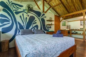 En eller flere senge i et værelse på Private jungle “Loft del Rio” river access