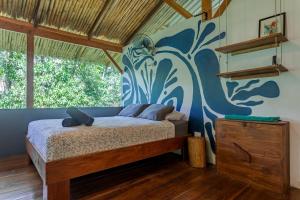 En eller flere senge i et værelse på Private jungle “Loft del Rio” river access + 28 billeder