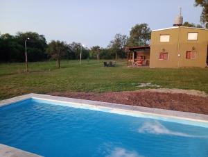 Swimmingpoolen hos eller tæt på Campo Akal