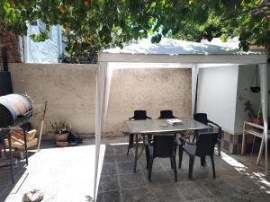ein Tisch und Stühle unter einem Zelt auf einer Terrasse in der Unterkunft La Damasca in General Roca