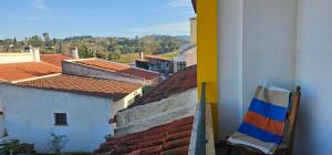 una bandiera appoggiata sul lato di un edificio di O Cantinho da Avó ad Azeitao Altre 4 foto