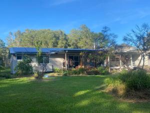 una casa con un cortile davanti di Coastal Escape a Kempsey