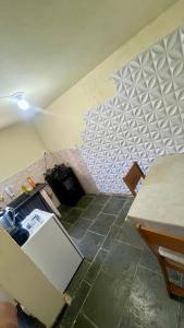 une cuisine avec un mur peint dans l'établissement Kit net em Penedo l perto do centro turístico, à Itatiaia