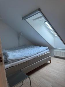 ein Bett in einem Zimmer mit Fenster in der Unterkunft Lysbjerggård Bed & Break in Herning