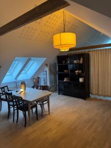 ein Esszimmer mit Tisch und Stühlen in der Unterkunft Lysbjerggård Bed & Break in Herning