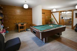 een woonkamer met een pooltafel erin bij Penzión Chata Valaška in Stary Smokovec