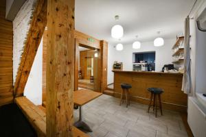 een keuken met een aanrecht en een bar met krukken bij Penzión Chata Valaška in Stary Smokovec