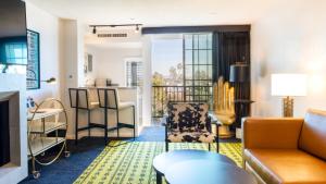 ein Wohnzimmer mit Sofa und Tisch in der Unterkunft Montrose at Beverly Hills in Los Angeles