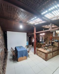 a room with a blue table and a couch at Suíte - Casa Rodante in Ouro Preto