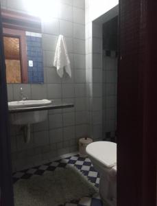 a bathroom with a toilet and a sink at Suíte - Casa Rodante in Ouro Preto