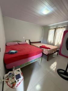 En eller flere senge i et værelse på Casa de praia familiar a 1km do mar