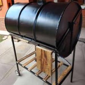 een metalen voorwerp op een standaard op een tafel bij Icho's mud house in Villa Icho Cruz