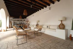 a room with chairs and a table and a counter at Hacienda Lagunillas in Querétaro