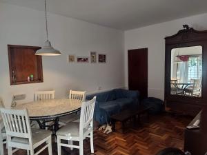 a living room with a table and a blue couch at HA! 2 Resi para estudiantes in Córdoba