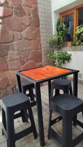 a picnic table with two chairs and a table with a wooden top at HA! 2 Resi para estudiantes in Córdoba +8 photos