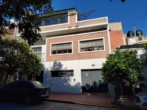 een gebouw met een auto ervoor geparkeerd bij HA! 2 Resi para estudiantes in Cordoba