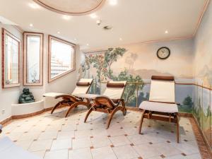 une pièce avec des chaises et une horloge au mur dans l'établissement Landhaus Marchfeld Top 1, à Wildschönau