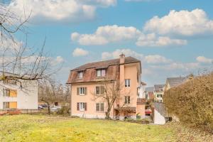 an old house on a hill with a yard at Lea Apartement - Ruhiges Studio in Schaffhausen