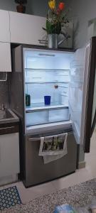 un frigorifero vuoto con la porta aperta in una cucina di Cozy & Charming a Santo Domingo