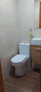 un bagno con un water bianco e un lavandino di Cozy & Charming a Santo Domingo