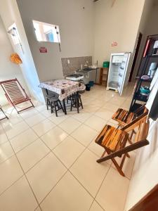 una cucina con un tavolo e sedie in una stanza di Flat Japaratinga Beach a Japaratinga