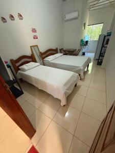 una camera ospedaliera con due letti in una stanza di Flat Japaratinga Beach a Japaratinga