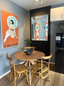 une salle à manger avec une table et des chaises dans l'établissement Monee apartment, à Melbourne