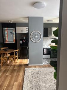 une cuisine et une salle à manger avec une horloge murale dans l'établissement Monee apartment, à Melbourne