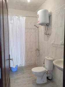 een badkamer met een toilet, een wastafel en een douche bij Private Room near Mohammed V - Marrakech in Marrakesh