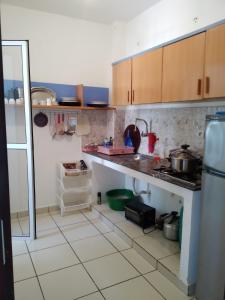 een keuken met een spoelbak en een aanrechtblad bij Private Room near Mohammed V - Marrakech in Marrakesh