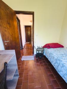 ein Schlafzimmer mit einem Bett und einem gefliesten Boden in der Unterkunft Urquiza 263 P4 SB in San Bernardo + 16 Fotos