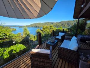 een terras met uitzicht op het water bij Casa Rio Valdivia in Valdivia