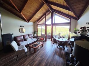een woonkamer met een bank en een tafel bij Casa Rio Valdivia in Valdivia